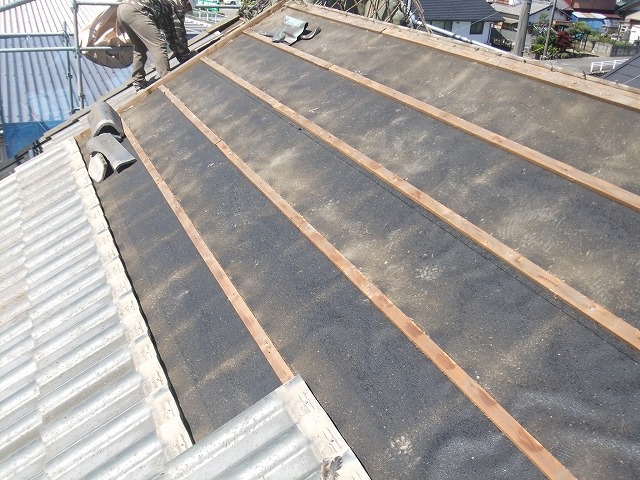 セメント瓦撤去中